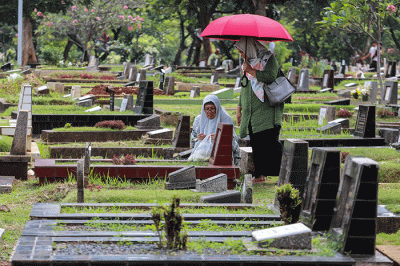 Warga berdoa saat melakukan ziarah kubur di Tempat Pemakaman Umum (TPU) Menteng Pulo, Jakarta Selatan, Sabtu (22/4/2023).