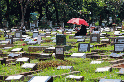 Warga berdoa saat melakukan ziarah kubur di Tempat Pemakaman Umum (TPU) Menteng Pulo, Jakarta Selatan, Sabtu (22/4/2023).