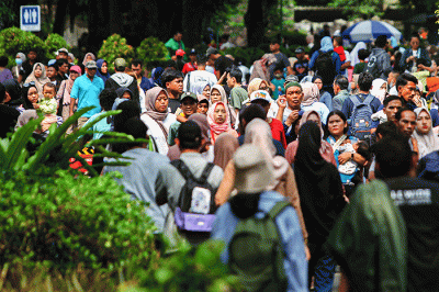 Ribuan pengunjung memadati Taman Margasatwa Ragunan, Jakarta Selatan, Senin (24/4/2023).