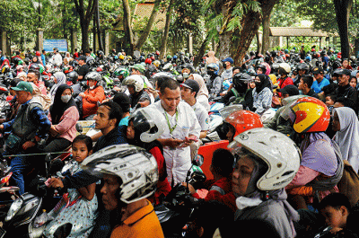 Ribuan pengunjung memadati Taman Margasatwa Ragunan, Jakarta Selatan, Senin (24/4/2023).