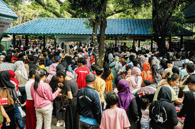 Ribuan pengunjung memadati Taman Margasatwa Ragunan, Jakarta Selatan, Senin (24/4/2023).