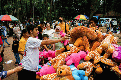 Hendra (66) salah satu penjual boneka hewan menunjukkan dagangannya di Taman Margasatwa Ragunan, Senin (24/4/2023).