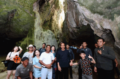 Presiden Joko Widodo beserta Iriana Joko Widodo dan keluarga mengunjungi beberapa tempat wisata Wisata di Labuan Bajo, Minggu (23/4/2023).