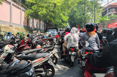 Ratusan calon pengunjung terjebak kemacetan di pintu masuk Taman Marga Satwa Ragunan (TMR), Jakarta Selatan, Senin (24/4/2023).
