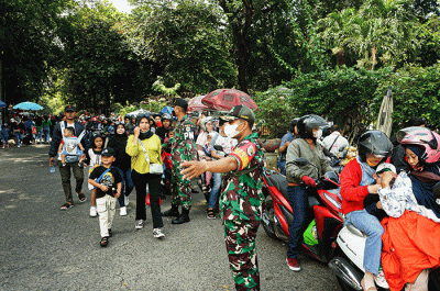 Ratusan calon pengunjung terjebak kemacetan di pintu masuk Taman Marga Satwa Ragunan (TMR), Jakarta Selatan, Senin (24/4/2023).