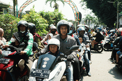 Ratusan calon pengunjung terjebak kemacetan di pintu masuk Taman Marga Satwa Ragunan (TMR), Jakarta Selatan, Senin (24/4/2023).