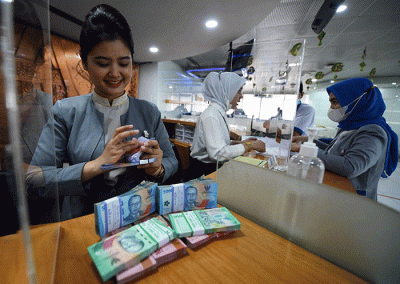Teller Bank BTN sedang menghitung uang pecahan baru untuk melayani kebutuhan nasabah di Kantor Cabang Bank BTN Harmoni, Jakarta, Rabu (26/4/2023).