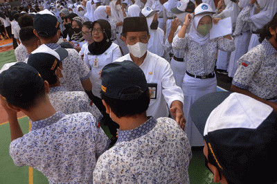 Ratusan siswa-siswi berbaris rapi mengantre menyalami kepala sekolah dan guru di Lapangan SMP Negeri 27 Semarang, Jawa Tengah, Rabu (26/4/2023).