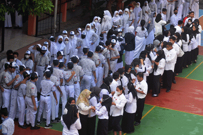 Ratusan siswa-siswi berbaris rapi mengantre menyalami kepala sekolah dan guru di Lapangan SMP Negeri 27 Semarang, Jawa Tengah, Rabu (26/4/2023).