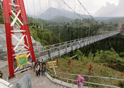 Pengunjung berswa foto di Jembatan Gantung Girpasang di Tegalmulyo, Kemalang, Klaten, Jawa Tengah, Rabu (26/4/2023).