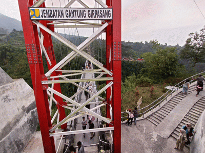 Pengunjung berswa foto di Jembatan Gantung Girpasang di Tegalmulyo, Kemalang, Klaten, Jawa Tengah, Rabu (26/4/2023).