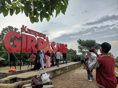 Pengunjung berswa foto di Jembatan Gantung Girpasang di Tegalmulyo, Kemalang, Klaten, Jawa Tengah, Rabu (26/4/2023).