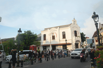 Sejumlah wisatawan berswafoto dengan latar belakang bangunan kuno dan bersejarah di kawasan Kota Lama Semarang, Jawa Tengah, Selasa (25/4/2023).