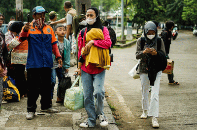Sejumlah pemudik saat tiba di Terminal Kampung Rambutan, Jakarta, Selasa (25/4/2023).