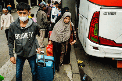 Sejumlah pemudik saat tiba di Terminal Kampung Rambutan, Jakarta, Selasa (25/4/2023).