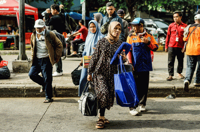 Sejumlah pemudik saat tiba di Terminal Kampung Rambutan, Jakarta, Selasa (25/4/2023).