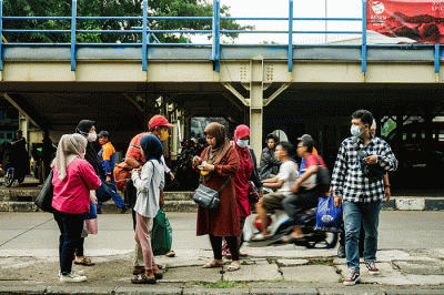 Sejumlah pemudik saat tiba di Terminal Kampung Rambutan, Jakarta, Selasa (25/4/2023).