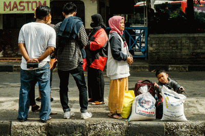 Sejumlah pemudik saat tiba di Terminal Kampung Rambutan, Jakarta, Selasa (25/4/2023).