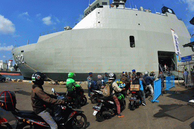 Penumpang dari Semarang menuju Jakarta ada 263 dan 64 motor. Minat masyarakat mudik dengan kapal perang terbilang cukup tinggi.