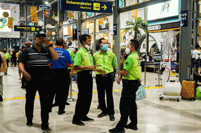Porter saat membantu pemudik membawa barang di Stasiun Pasar Senen, Jakarta, Rabu (26/4/2023).