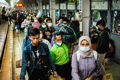 Porter saat membantu pemudik membawa barang di Stasiun Pasar Senen, Jakarta, Rabu (26/4/2023).