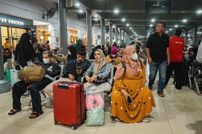 Sejumlah pemudik saat tiba di Stasiun Pasar Senen, Jakarta, Rabu (26/4/2023).
