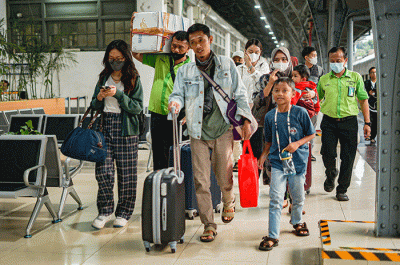 Sejumlah pemudik saat tiba di Stasiun Pasar Senen, Jakarta, Rabu (26/4/2023).