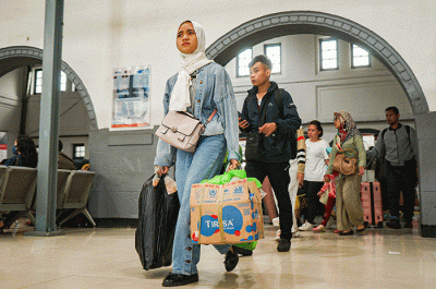 Sejumlah pemudik saat tiba di Stasiun Pasar Senen, Jakarta, Rabu (26/4/2023).