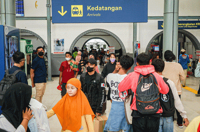 Sejumlah pemudik saat tiba di Stasiun Pasar Senen, Jakarta, Rabu (26/4/2023).