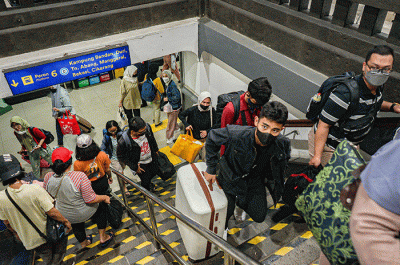 Sejumlah pemudik saat tiba di Stasiun Pasar Senen, Jakarta, Rabu (26/4/2023).
