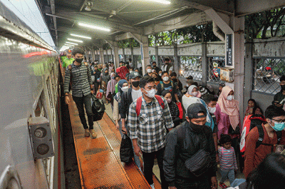 Sejumlah pemudik saat tiba di Stasiun Pasar Senen, Jakarta, Rabu (26/4/2023).