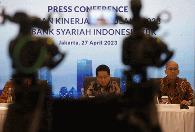Direktur Utama PT Bank Syariah Indonesia Tbk (BSI) Hery Gunardi (tengah) menyampaikan paparan kinerja perseroan di Kantor Pusat BSI, Jakarta.