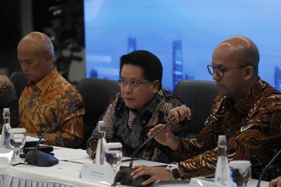 Direktur Utama PT Bank Syariah Indonesia Tbk (BSI) Hery Gunardi (tengah) menyampaikan paparan kinerja perseroan di Kantor Pusat BSI, Jakarta.