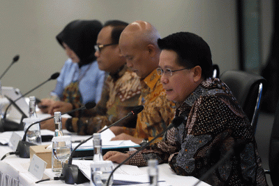 Direktur Utama PT Bank Syariah Indonesia Tbk (BSI) Hery Gunardi (tengah) menyampaikan paparan kinerja perseroan di Kantor Pusat BSI, Jakarta.