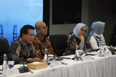 Direktur Utama PT Bank Syariah Indonesia Tbk (BSI) Hery Gunardi (tengah) menyampaikan paparan kinerja perseroan di Kantor Pusat BSI, Jakarta.