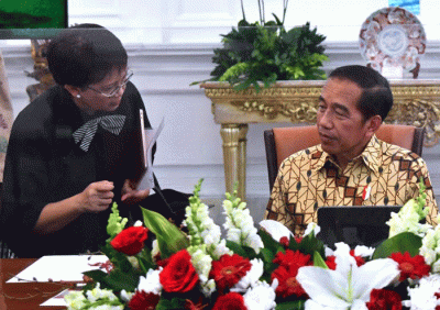 Presiden Joko Widodo menggelar rapat terbatas (ratas) bersama sejumlah Menteri Kabinet Indonesia Maju di Istana Merdeka, Jakarta, Kamis (27/4/2023).