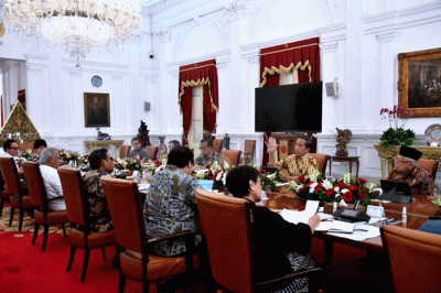 Presiden Joko Widodo menggelar rapat terbatas (ratas) bersama sejumlah Menteri Kabinet Indonesia Maju di Istana Merdeka, Jakarta, Kamis (27/4/2023).