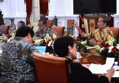 Presiden Joko Widodo menggelar rapat terbatas (ratas) bersama sejumlah Menteri Kabinet Indonesia Maju di Istana Merdeka, Jakarta, Kamis (27/4/2023).