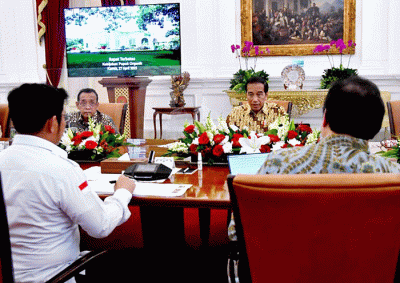 Presiden Joko Widodo memimpin rapat terbatas bersama jajarannya di Istana Merdeka, Jakarta, Kamis (27/4/2023).