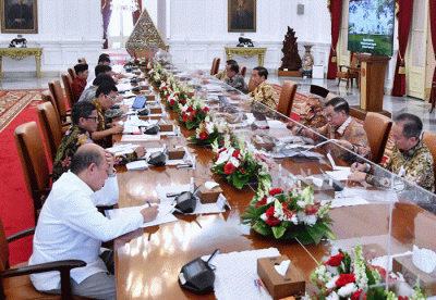 Presiden Joko Widodo memimpin rapat terbatas bersama jajarannya di Istana Merdeka, Jakarta, Kamis (27/4/2023).