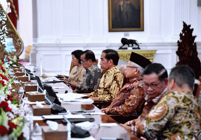 Presiden Joko Widodo memimpin rapat terbatas bersama jajarannya di Istana Merdeka, Jakarta, Kamis (27/4/2023).
