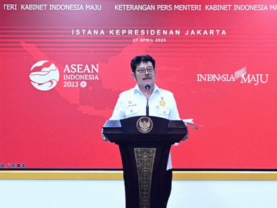 Presiden Joko Widodo memimpin rapat terbatas bersama jajarannya di Istana Merdeka, Jakarta, Kamis (27/4/2023).