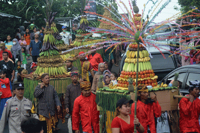 Tradisi sesaji rewanda di pelataran Goa Kreo, Semarang, Jawa Tengah, Sabtu (29/4/2023).