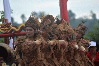 Tradisi sesaji rewanda di pelataran Goa Kreo, Semarang, Jawa Tengah, Sabtu (29/4/2023).