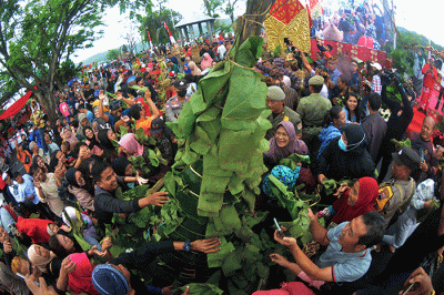 Tradisi sesaji rewanda di pelataran Goa Kreo, Semarang, Jawa Tengah, Sabtu (29/4/2023).