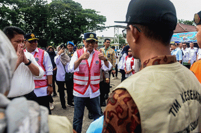 Menhub Budi Karya Sumadi didampingi Gubernur Sumsel Herman Deru memantau arus balik angkutan lebaran tahun 2023.