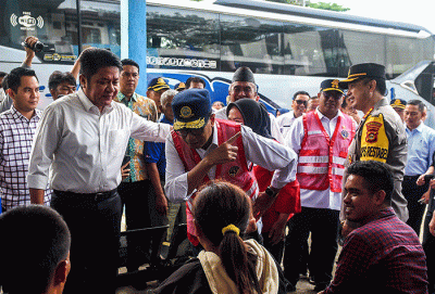Menhub Budi Karya Sumadi didampingi Gubernur Sumsel Herman Deru memantau arus balik angkutan lebaran tahun 2023.