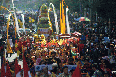 Peserta Karnaval Seni Budaya Lintas Agama dan Pawai Ogoh-Ogoh saat melintas di kawasan Tugu Muda Kota Semarang, Jawa Tengah, Minggu (30/4/2023).