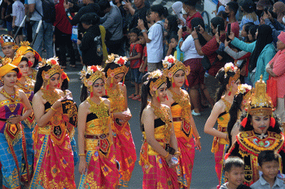 Peserta Karnaval Seni Budaya Lintas Agama dan Pawai Ogoh-Ogoh saat melintas di kawasan Tugu Muda Kota Semarang, Jawa Tengah, Minggu (30/4/2023).