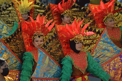 Peserta Karnaval Seni Budaya Lintas Agama dan Pawai Ogoh-Ogoh saat melintas di kawasan Tugu Muda Kota Semarang, Jawa Tengah, Minggu (30/4/2023).